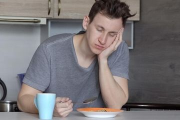penyebab sering mengantuk saat selesai makan.