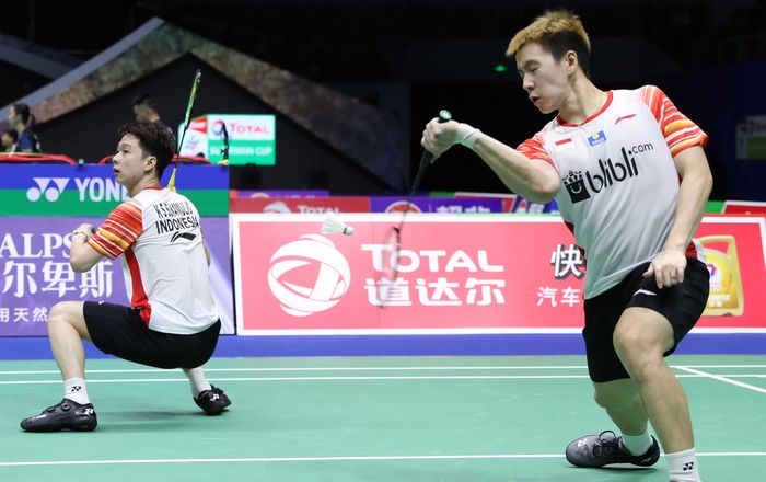 Pasangan ganda putra Indonesia, Marcus Fernaldi Gideon/Kevin Sanjaya Sukamuljo, saat bertanding melawan Marcus Ellis/Chris Langridge pada penyisihan Grup B Piala Sudirman 2019 kontra Inggris di Guangxi Sports Center Gymnasium, Nanning, China, Minggu (19/5/2019).