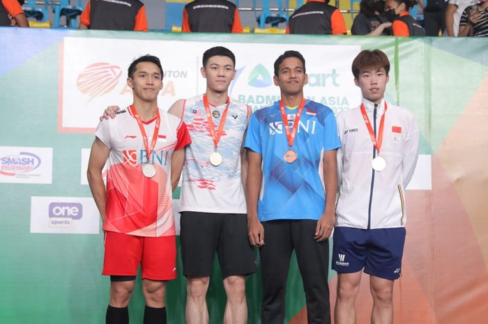Jonatan Christie ( kiri) meraih medali perak pada nomor tunggal putra di Kejuaraan Asia 2022. Juga tampak dalam gambar: juara Lee Zii Jia (Malaysia) serta semifinalis Chico Aura Dwi Wardoyo (Indonesia) dan Weng Hong Yang (China).