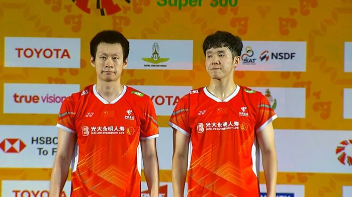 Ganda putra China, He Ji Ting/Ren Xiang Yu berdiri di podium juara Thailand Masters 2024 usai tundukkan wakil tuan rumah dalam laga seru di Nimibutr Arena, Bangkok, Thailand, Minggu (4/2/2024).