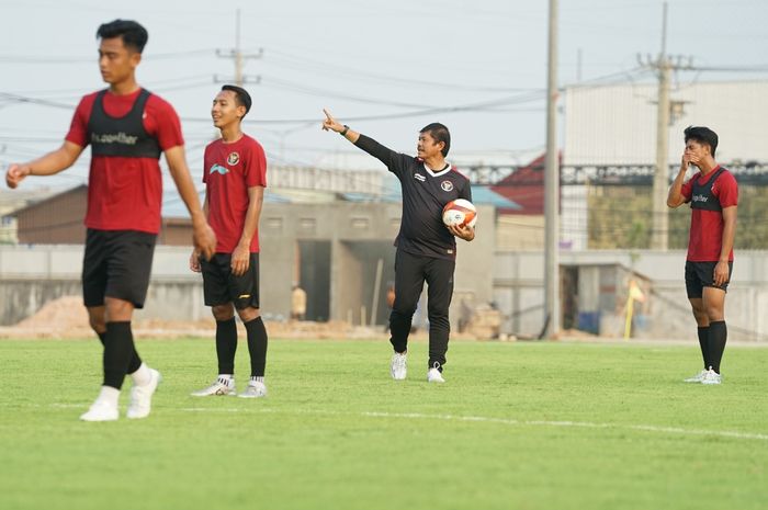 Indra Sjafri memimpin latihan Timnas U-22 Indonesia jelang SEA Games 2023 di Dream Visakha Training Camp, Phnom Penh, Kamboja.