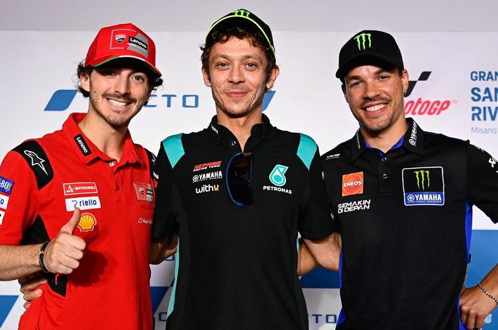Jejak penerus Valentino Rossi (tengah) di Yamaha bisa hilang pada MotoGP 2024 setelah Franco Morbidelli (kanan) dikabarkan berpotensi menyusul Francesco Bagnaia (kiri) ke pasukan Ducati Desmosedici.