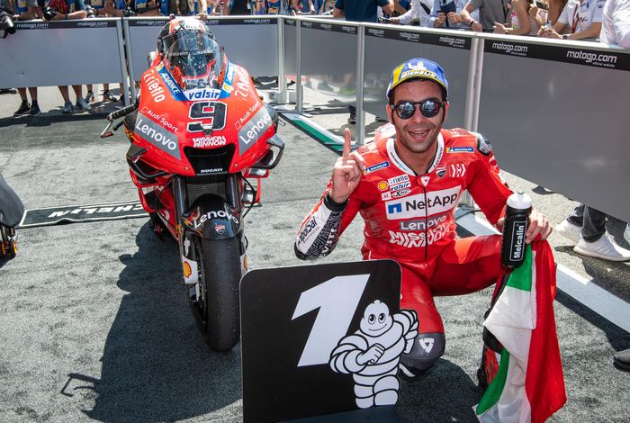 Pembalap Mission Winnow Ducati, Danilo Petrucci, berpose setelah memastikan diri finis pertama pada balapan MotoGP Italia 2019 di Sirkuit Mugello, Minggu (2/6/2019).