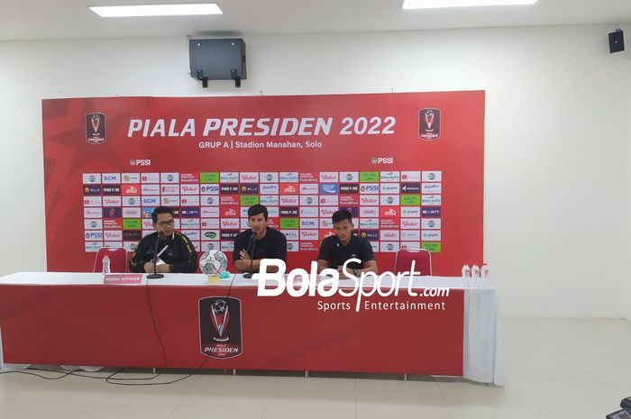 Pelatih dan pemain Persita Tangerang, Alfredo Vera dan Sirvi Arvani dalam konferensi pers jelang laga grup A Piala Presiden 2022 melawan PSS Sleman, Rabu (15/6/2022).