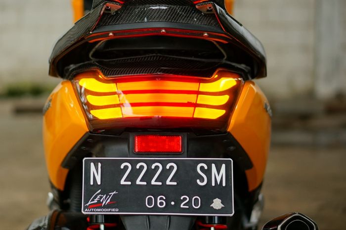 Bagian belakang enggak kalah sexy dengan lampu LED