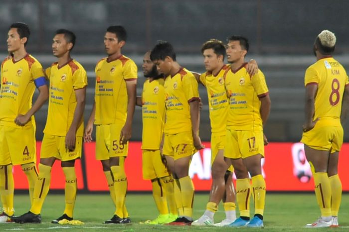 Para pemain Sriwijaya FC berdiri menyaksikan babak adu penalti melawan Persita Tangerang di semifinal Liga 2 2019, Jumat (22/11/2019).