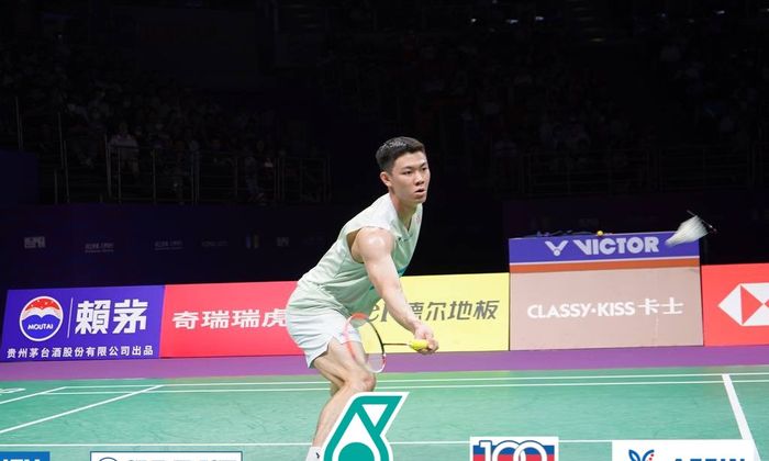 Aksi pebulu tangkis tunggal putra Malaysia, Lee Zii Jia, dalam pertandingan menghadapi Chou Tien Chen dari Taiwan di penyisihan grup Sudirman Cup 2023 di Suzhou Olympic Sports Centre, China, 17 Mei 2023. 