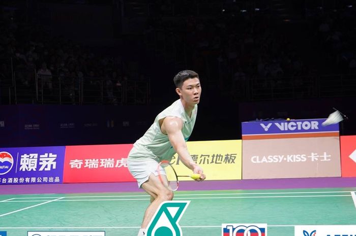 Aksi pebulu tangkis tunggal putra Malaysia, Lee Zii Jia, dalam pertandingan menghadapi Chou Tien Chen dari Taiwan di penyisihan grup Sudirman Cup 2023 di Suzhou Olympic Sports Centre, China, 17 Mei 2023. 