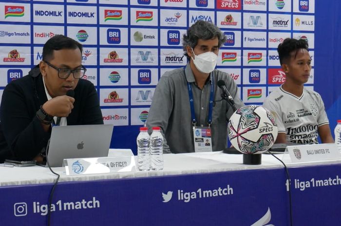 Pelatih Bali United (tengah) Stefano Cugurra saat sesi jumpa pers setelah pertandingan pada Senin (5/12/2022).