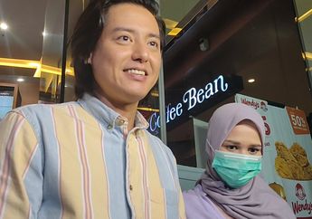 Iis Dahlia Unggah Foto Bareng Cut Meyriska, Dada Istri Roger Danuarta Bikin Netizen Salah Fokus, Ada Apa?