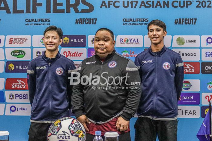 Pelatih timnas U-17 Guam, Samuel San Gil (tengah), sedang berfoto bersama dengan dua pemainnya yang salah satunya bernama Erwin Manibusan JR seusai jumpa pers di Hotel Lorin, Bogor, Jawa Barat, 30 September 2022.