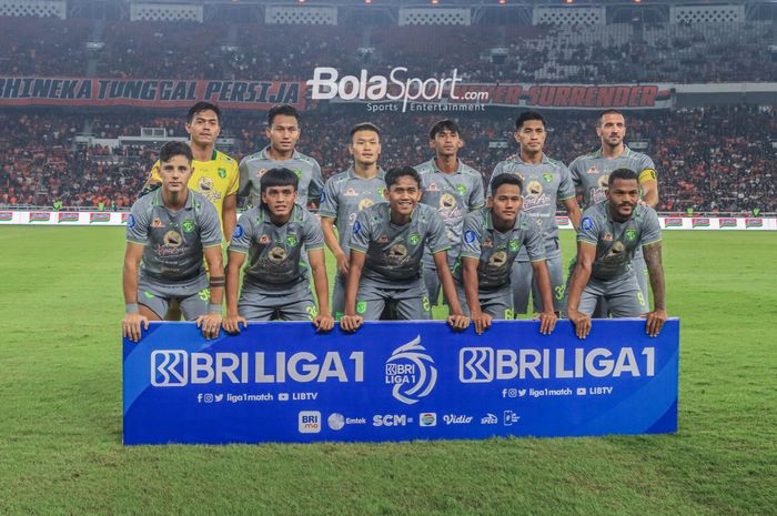 Skuad Persebaya Surabaya (skuat Persebaya Surabaya) sedang berfoto bersama di Stadion Utama Gelora Bung Karno, Senayan, Jakarta, 30 Juli 2023.