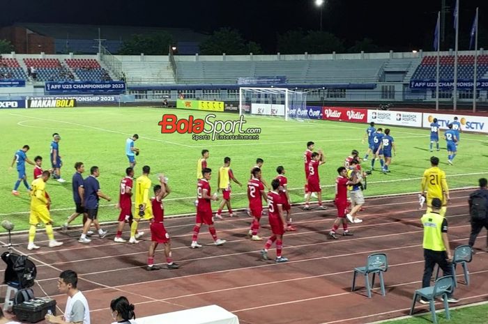 Skuat timnas U-23 Indonesia sedang menghampiri suporter setelah meraih kemenangan pada semifinal Piala AFF U-23 2023 di Rayong Provincial Stadium, Thailand pada Kamis (24/8/2023).