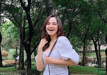 Chic Abis! 3 OOTD Pakai Rok Putih ala Syifa Hadju yang Bisa Kita Tiru!