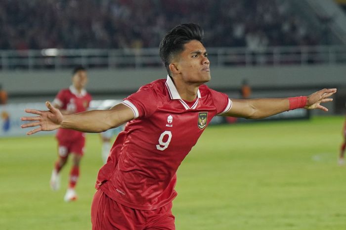 Selebrasi pesepak bola Timnas Indonesia, Ramadhan Sananta setelah mencetak gol ke gawang China Taipei dalam ajang kualifikasi Piala Asia U23 2024 di Stadion Manahan, Solo, Sabtu (9/9/2023) malam. 