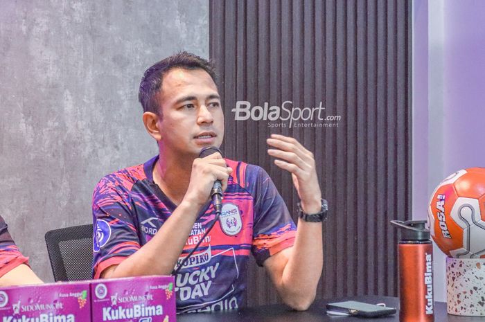 Chairman RANS Nusantara FC, Raffi Ahmad, saat memberikan keterangan kepada awak media di kawasan Andara, Jakarta,  12 Januari 2023.