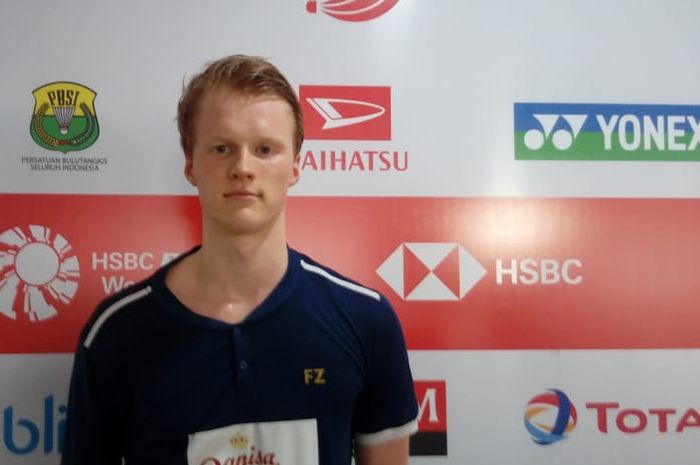 Pebulu tangkis tunggal putra Denmark, Anders Antonsen, berpose di area mixed zone Indonesia Masters