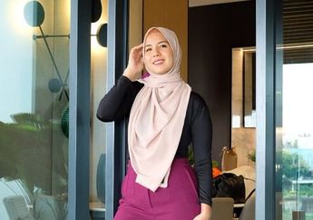 Intip 5 Foto Tya Ariestya Berhijab, Tampilannya Bikin Suami Pangling!