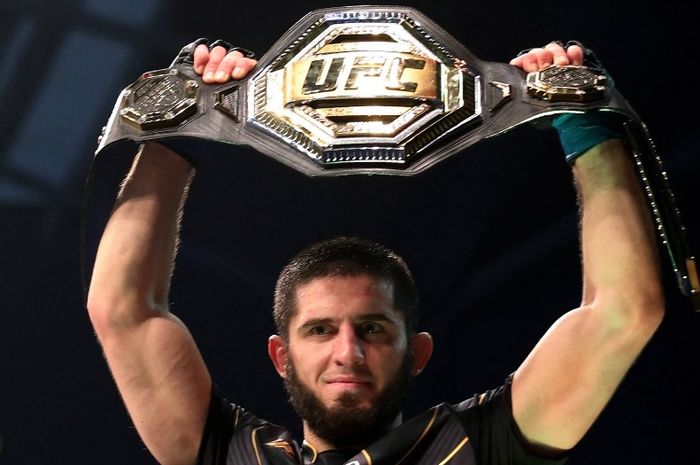 Islam Makhachev menyangga sabuk juara kelas ringan UFC yang dimenangkannya atas Charles Oliveira di UFC 280