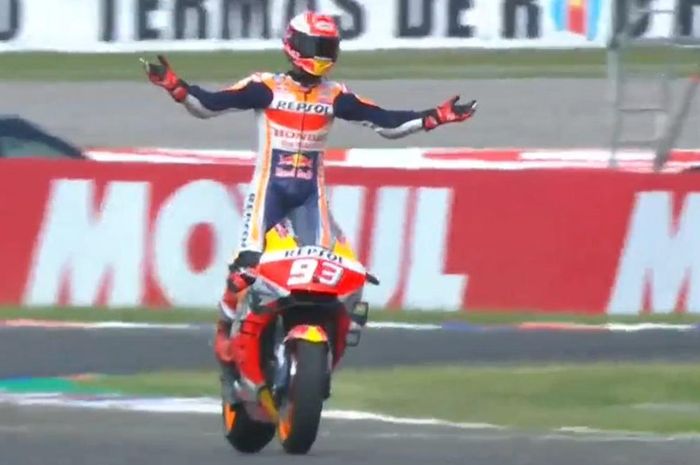 Momen saat Marc Marquez (Repsol Honda) melintasi garis finis MotoGP Argentina 2019, Senin (1/4/2019) dini hari WIB