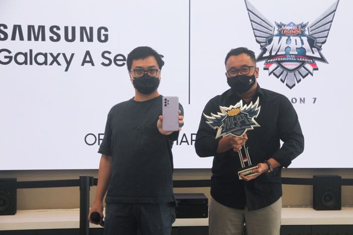 SEIN's Product Marketing Manager, Irfan Rinaldi (left) and Moonton Indonesia's Head of Public Relations, Azwin Nugraha (right).