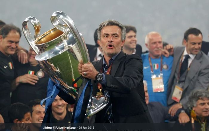 Jose Mourinho merayakan gelar Liga Champions 2009-2010 saat melatih Inter Milan.