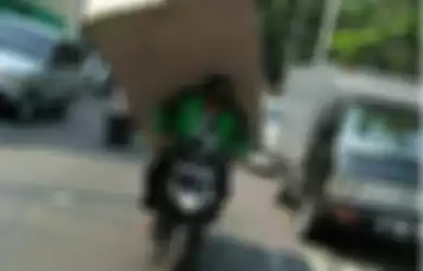 Bawa motor pakai kasur.