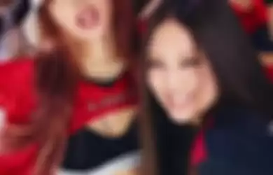 Jennie dan Lisa dalam MV 'Pink Venom'