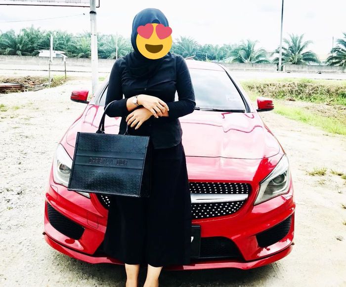 Sang wanita bersama mobilnya