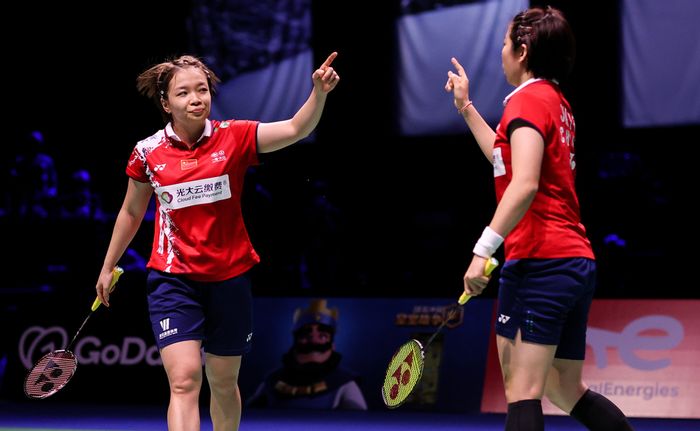 Pasangan ganda putri China, Chen Qing Chen/Jia Yi Fan, saat menjalani pertandingan semifinal Sudirman Cup 2021 di Energia Areena, Vantaa, Finlandia, Minggu (3/10/2021).