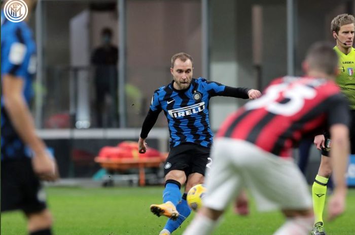 Christian Eriksen mencetak gol tendangan bebas dalam duel Coppa Italia antara Inter Milan vs AC Milan di Giuseppe Meazza, 26 Januari 2021.