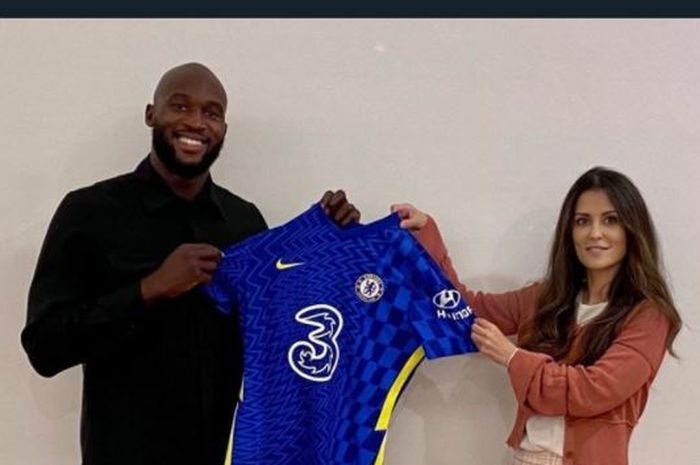 Romelu Lukaku berpose dengan seragam Chelsea bersama direktur klub, Martina Granovskaia.