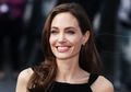 Tanggalkan Julukan Aktris Mewah Hollywood, Begini Penampilan Angelina Jolie Ketika Antar Putranya Kuliah di Korea Selatan