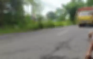 Gufron si tukang becak yang viral karena tambal jalan demi keselamatan putrinya