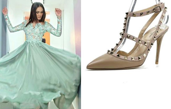 Sepatu Heels yang Fun dengan Dress Biru yang Elegan.
