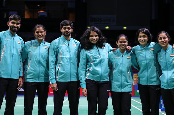 Sebagian pemain dari tim India untuk Sudirman Cup 2021 berfoto bersama di dalam lapangan pertandingan Energia Areena, Vantaa, Finlandia.