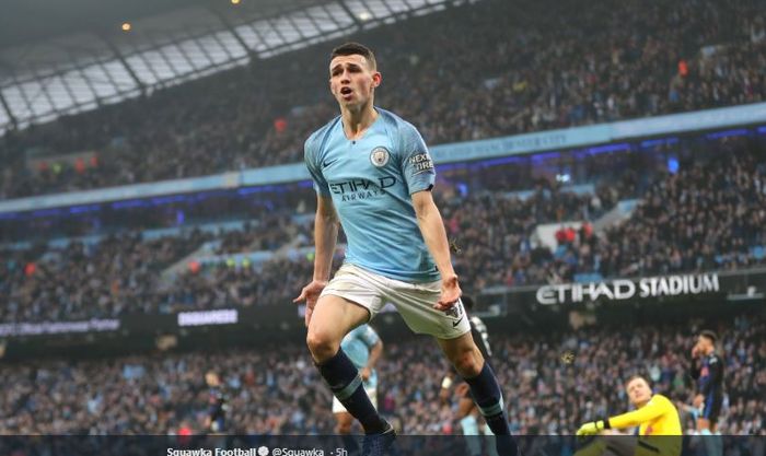 Gelandang Manchester City, Phil Foden, merayakan golnya dalam laga Liga Inggris melawan Tottenham Hotspur di Stadion Etihad, 20 April 2019.