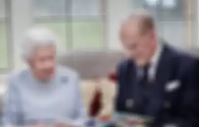 Ratu Elizabeth dan Pangeran Philip saat melihat kartu ucapan dari cicit-cicitnya
