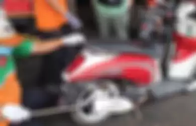 Proses uji emisi motor gratis di bengkel Dinas Lingkungan Hidup DKI Jakarta