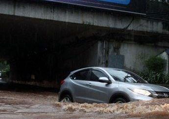 Terpaksa Ajak Mobil Matik Lewati Banjir, Ladies Pastikan Beberapa Hal Ini Dulu