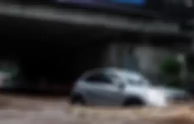 Ilustrasi mobil menerobos banjir.