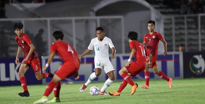 Aksi Fajar Fathur Rachman saat timnas U-19 Indonesia menang 4-0 atas Hong Kong pada ajang Kualifikasi Piala Asia U-19 2020 grup K, di Stadion Madya, Jakata, Jumat (8/11/2019)