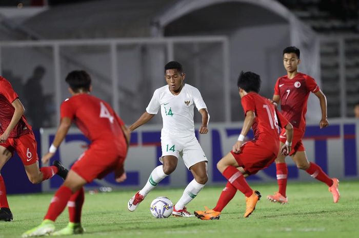 Aksi Fajar Fathurrahman saat timnas U-19 Indonesia menang 4-0 atas Hong Kong pada ajang Kualifikasi Piala Asia U-19 2020 grup K, di Stadion Madya, Jakata, Jumat (8/11/2019)