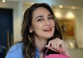 Pose Sambil Nenteng Sandal Jepit, Luna Maya Kepergok Pakai Dress Harga Jutaan!