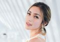 Cantiknya Jessica Iskandar dalam Balutan Kebaya High Neck Transparan Rayakan Hari Kartini