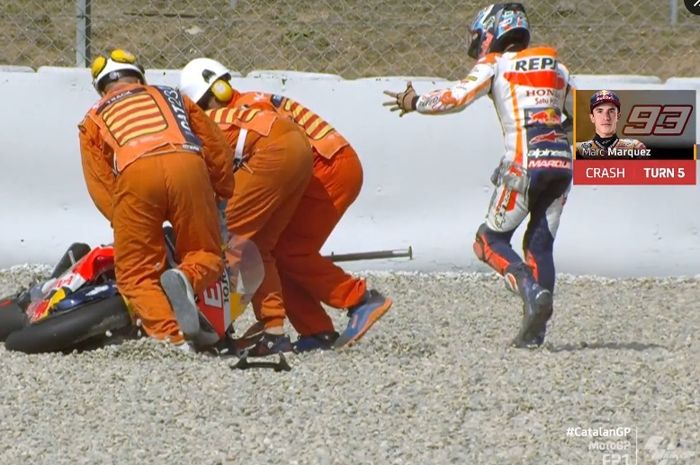 Marc Marquez (Repsol Honda) mengalami kecelakaan di tikungan 5 Sirkuit Catalunya, Barcelona, Spanyol pada sesi latihan (FP1) MotoGP Catalunya 2023, Jumat (1/9/2023).