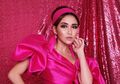 Rangkul Mesra Pacar Adiknya, Ayu Ting Ting Justru Pamer Tampilan Seksi Pakai Ripped Jeans yang Curi Perhatian!