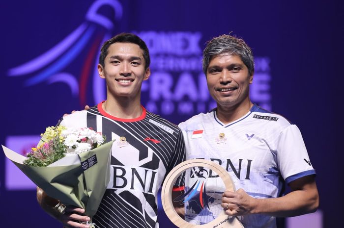 Pebulu tangkis tunggal putra Indonesia, Jonatan Christie bersama Irwansyah (pelatih tunggal putra) di podium French Open 2023 di Glaz Arena, Rennes, Prancis, Minggu (29/10/2023).