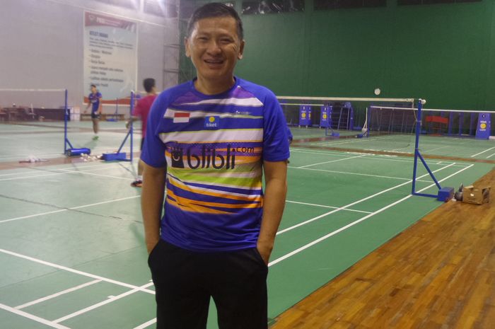 Pelatih kepala tunggal putra Indonesia, Hendry Saputra, berpose di hall pelatnas Cipayung, Jakarta, Senin (24/6/2019). (THERESIA/BOLASPORT.COM)