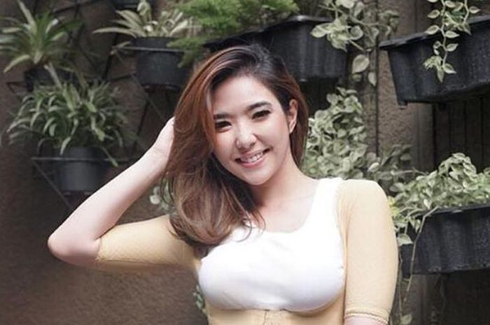 Tanpa Bikini Saat di Pantai, Gisella Anastasia Pakai Tube Top Super